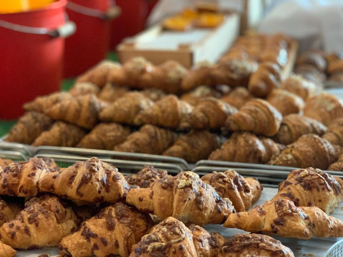 Best Plaza West Bay Hotel Doha Kültér fotó Chocolate croissants