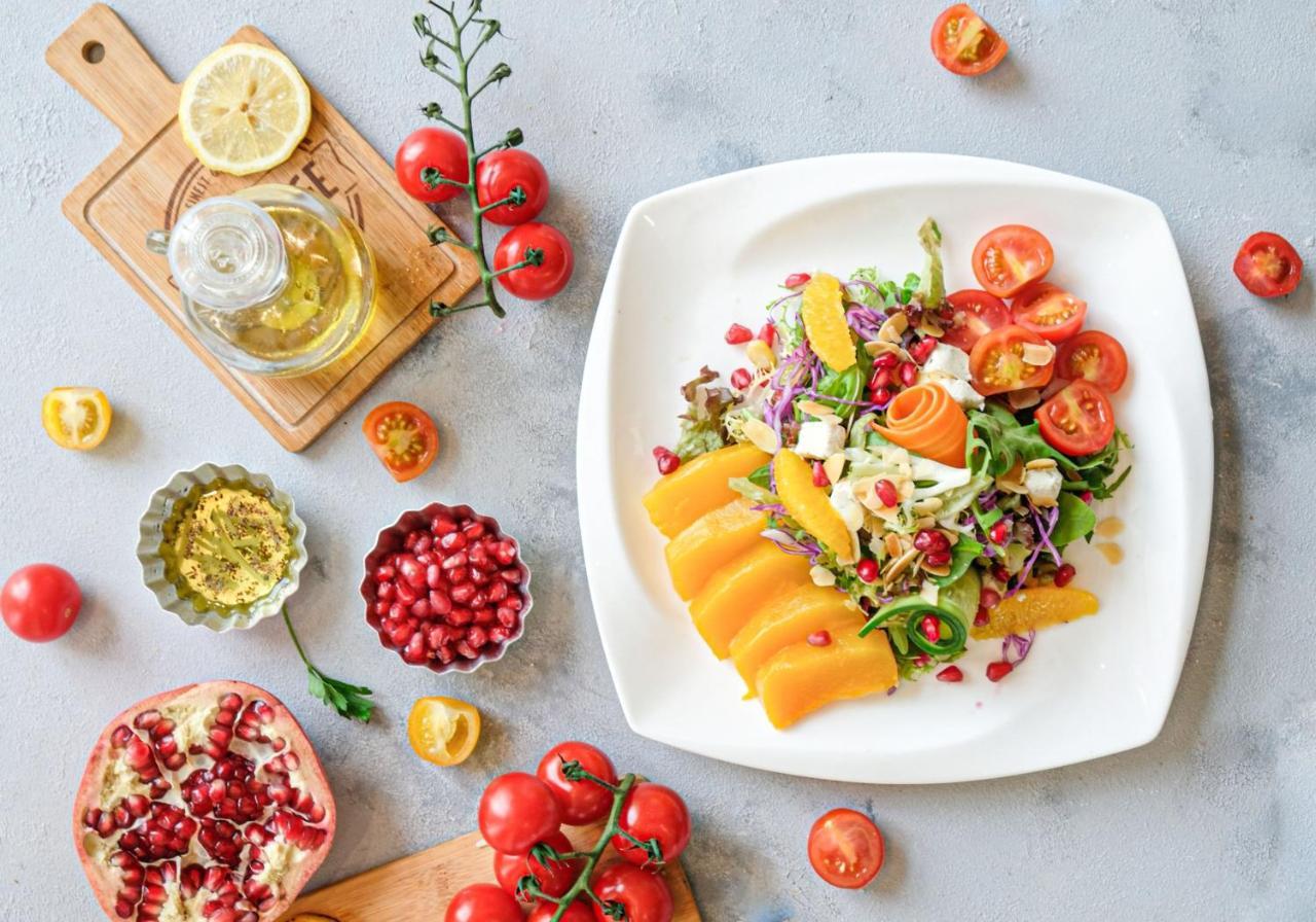 Best Plaza West Bay Hotel Doha Kültér fotó A salad with pomegranate seeds