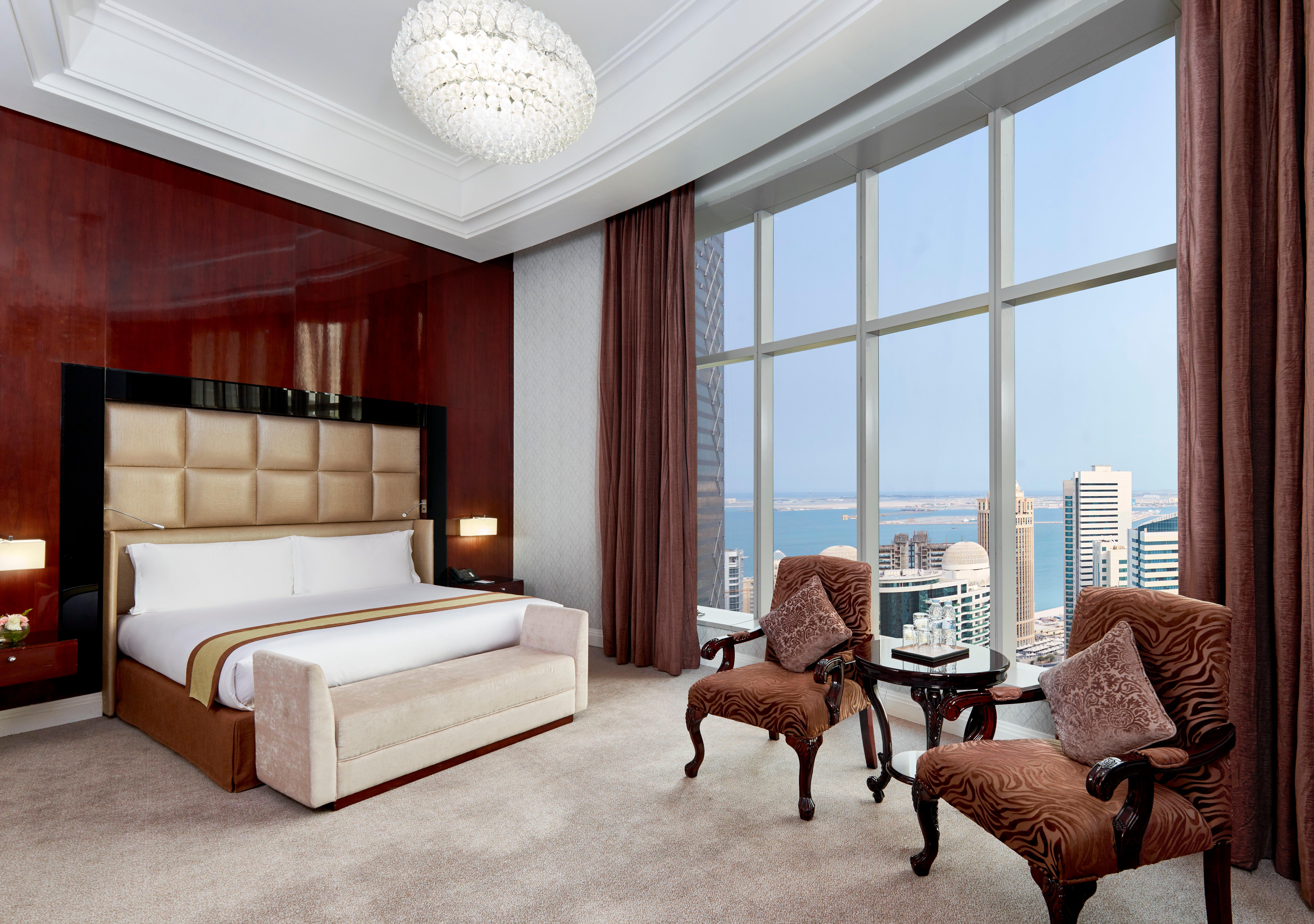 Best Plaza West Bay Hotel Doha Kültér fotó A bedroom at the Jumeirah Atlantis