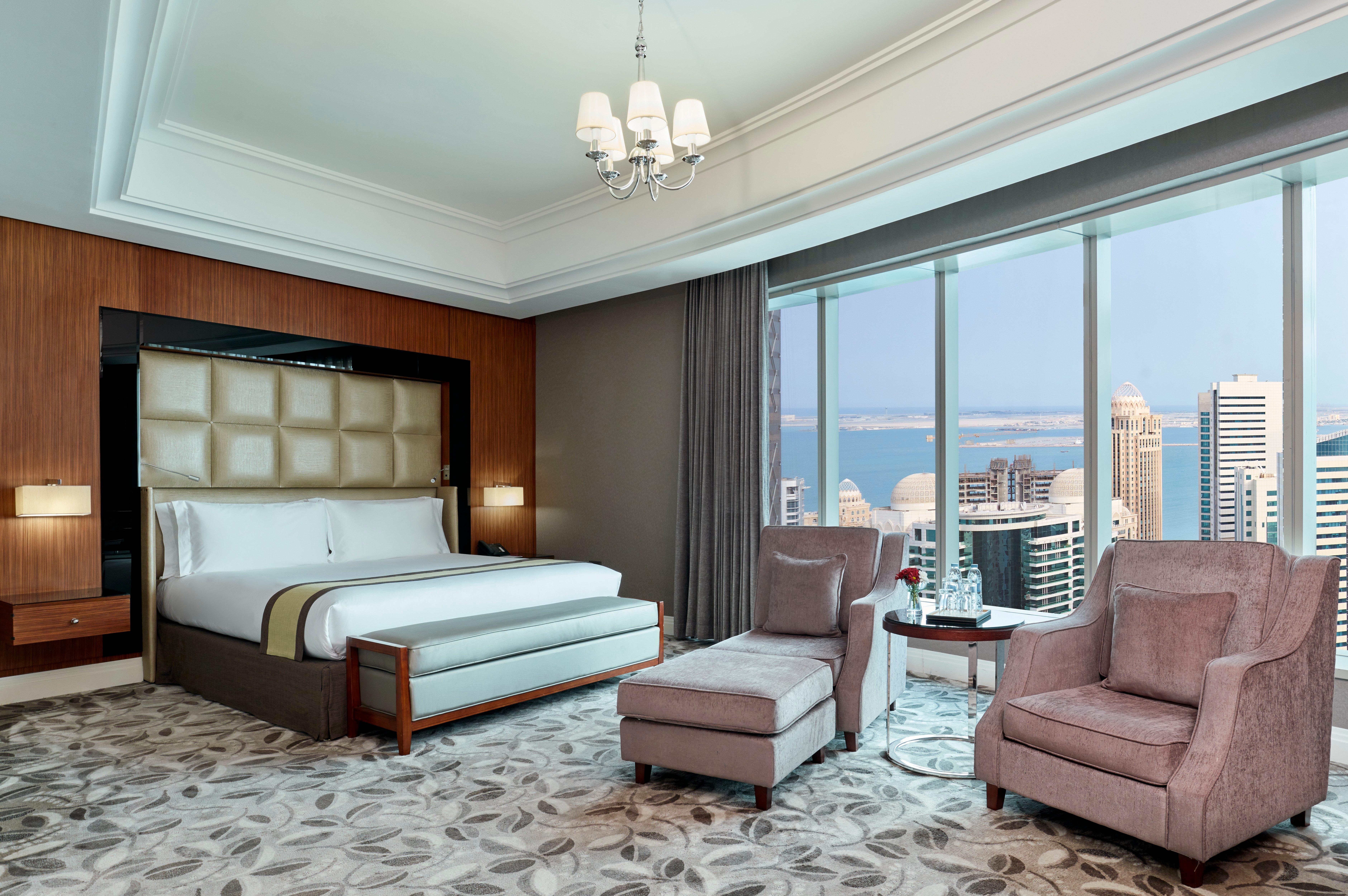 Best Plaza West Bay Hotel Doha Kültér fotó A bedroom at the Jumeirah Atlantis